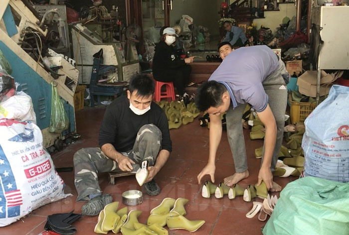 [Video] Làng nghề giầy da Hoàng Diệu phục hồi sản xuất